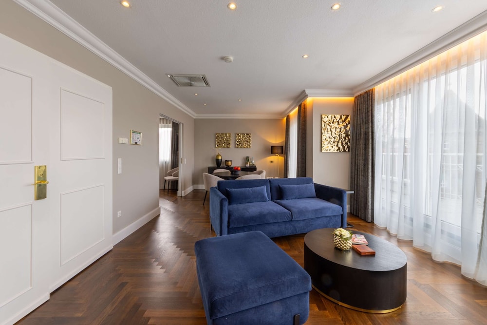 Standard Room, 1 King Bed (Dining Table;Penthouse) - Photo 3