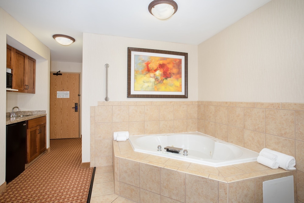 Suite, 1 King Bed - Photo 3