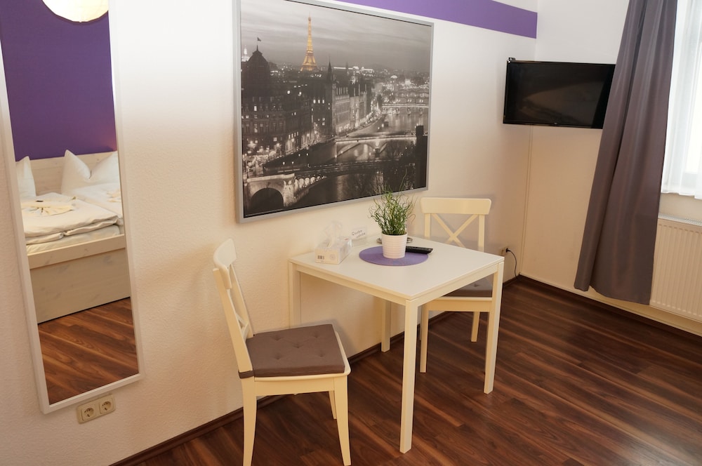 Economy Twin Room - Photo 9