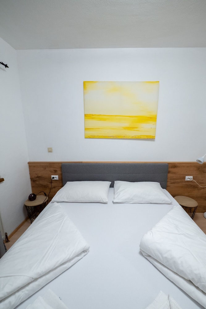 Basic Double Room, Ensuite (Hangseite Blick) photo 2