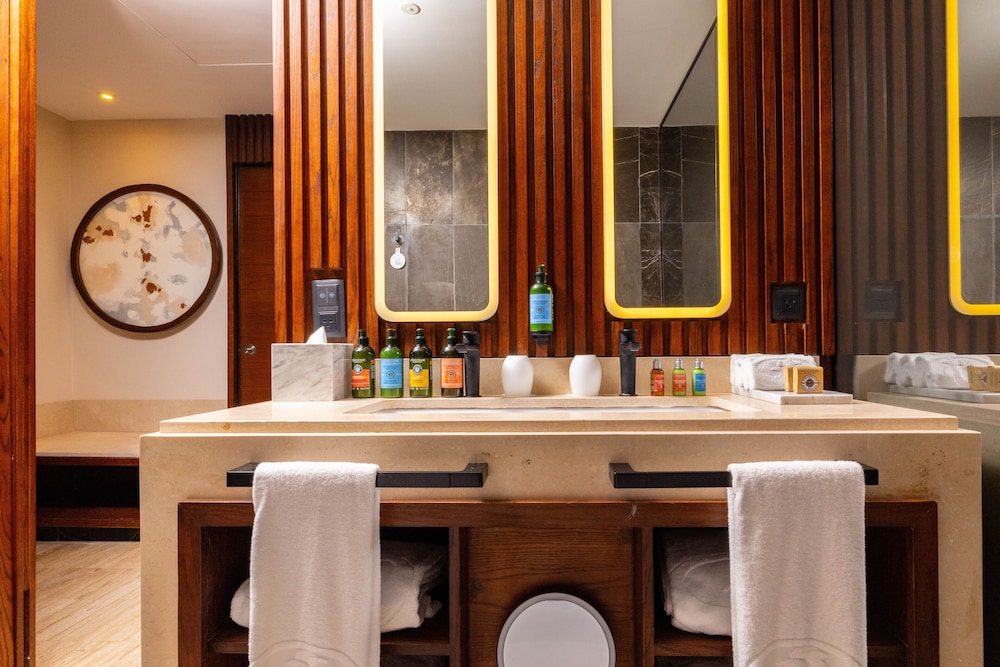 Family Selection Junior Suite Swim-up (Up to 2 kids FREE under 17 years) - Photo 7