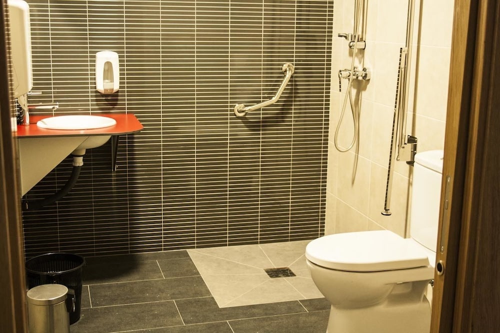 Bed In 12-Bedded Mixed Room, Shared Bathroom photo 2