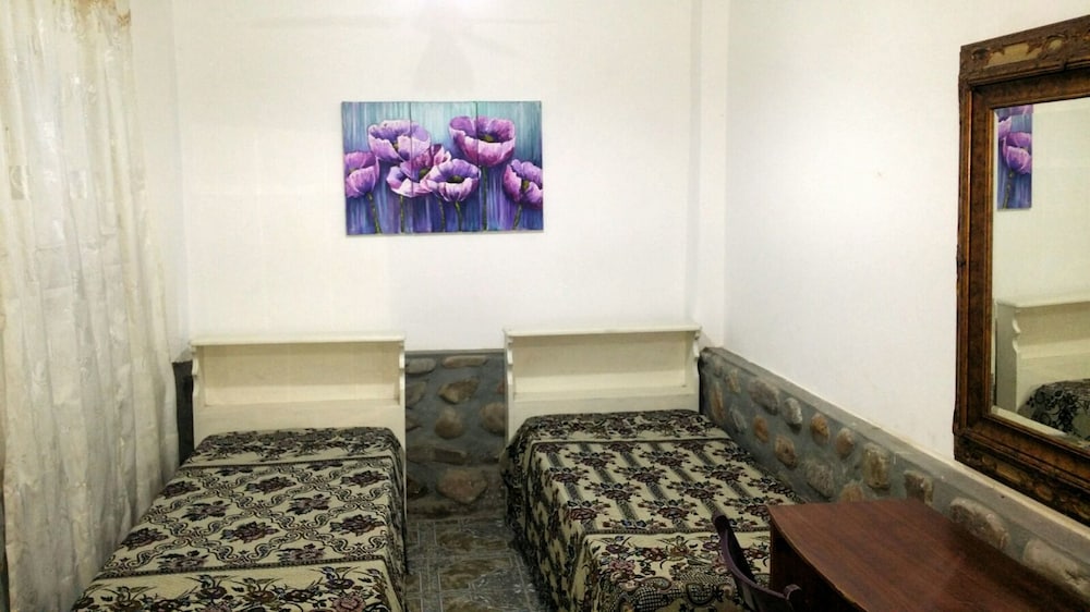 Basic House, Multiple Beds photo 3