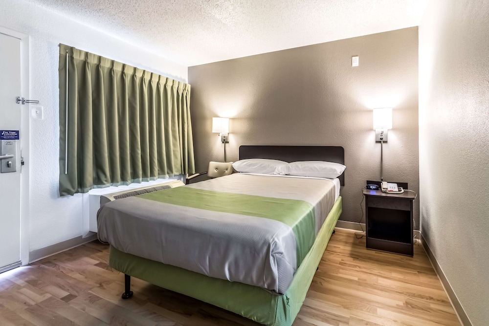 Standard Suite, 1 Queen Bed, Smoking photo 1