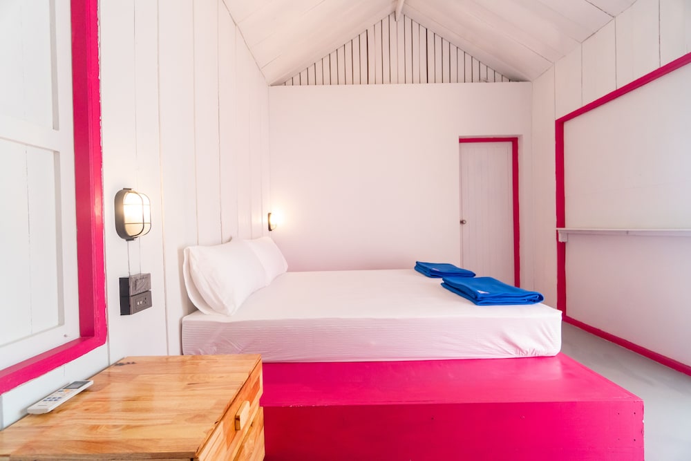 Standard Room, 1 Queen Bed, Non Smoking, Private Bathroom - Photo 1