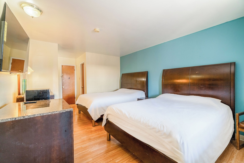 2 Double Beds Non-Smoking photo 1