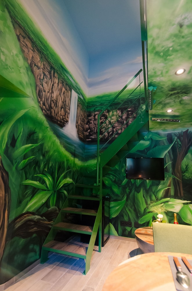 In Pursuit of the Green Diamond, Mezzanine photo 3