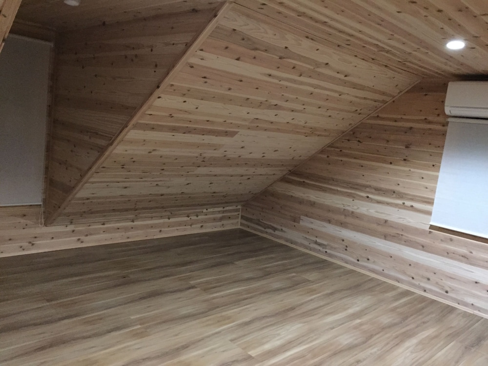 Standard Loft, 2 Twin Beds, Shared Bathroom photo 3