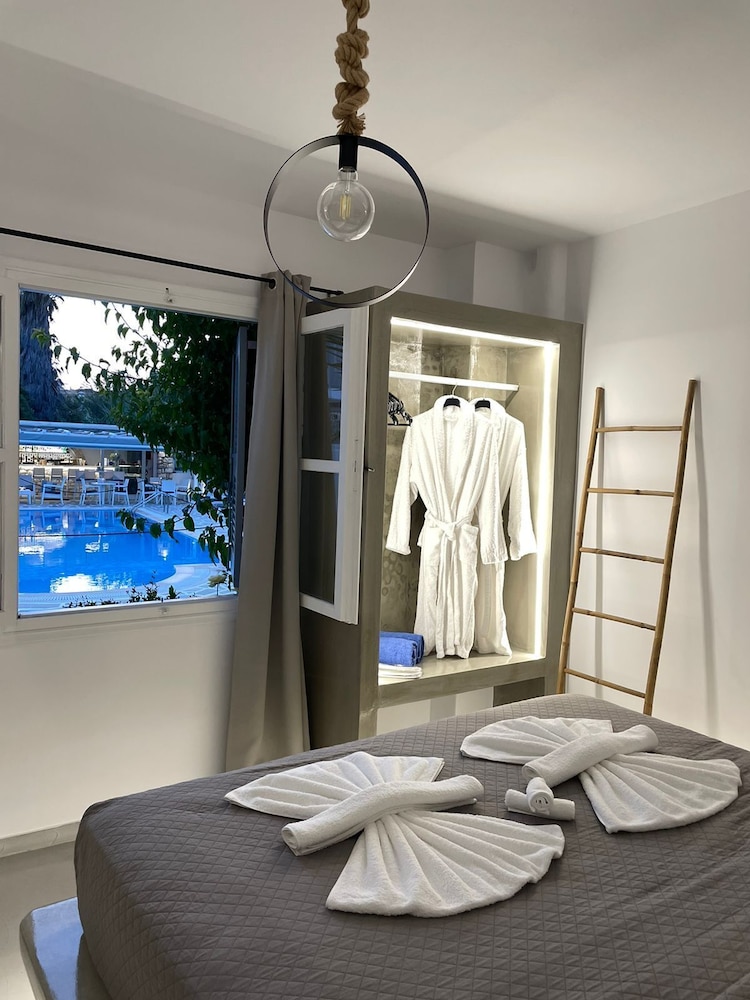 Suite Familiale, 2 chambres, bain à remous, vue piscine