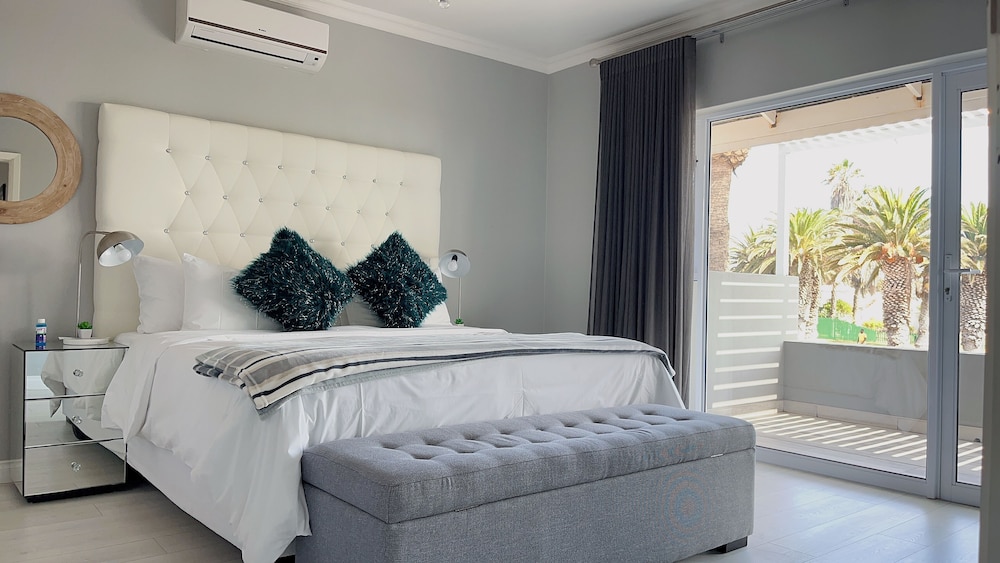 Panoramic Double Room, 1 King Bed, Private Bathroom, Ocean View photo 1