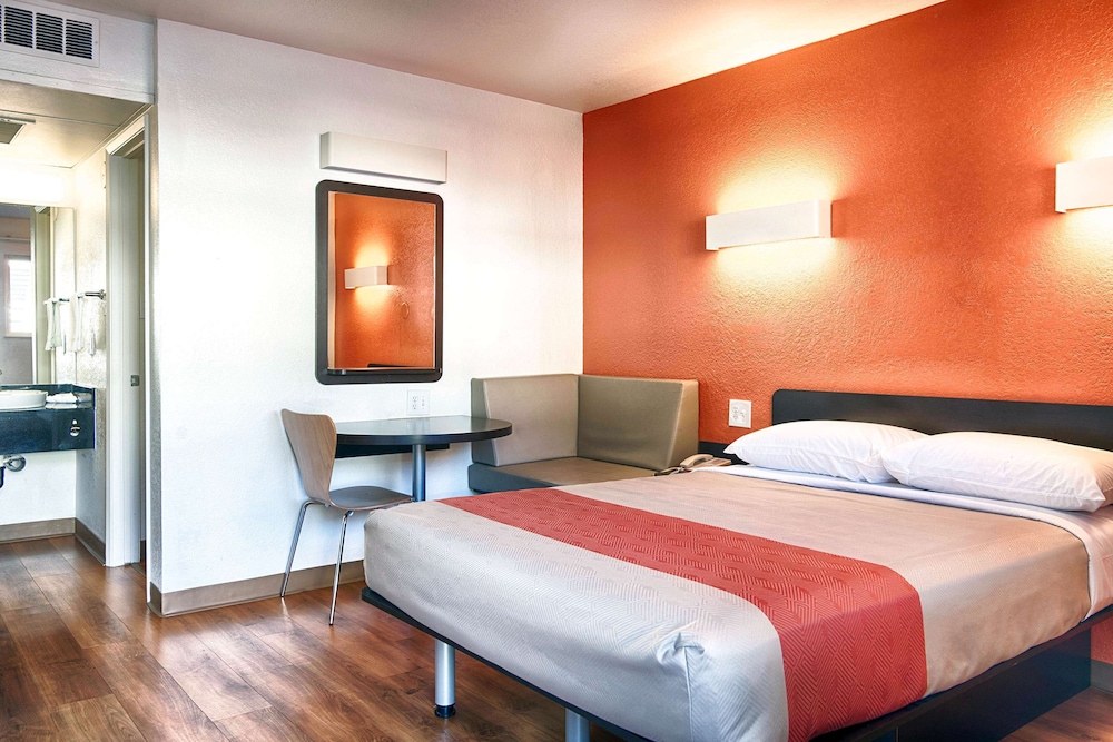 Premium Room, 1 Queen Bed, Non Smoking, Refrigerator & Microwave photo 2