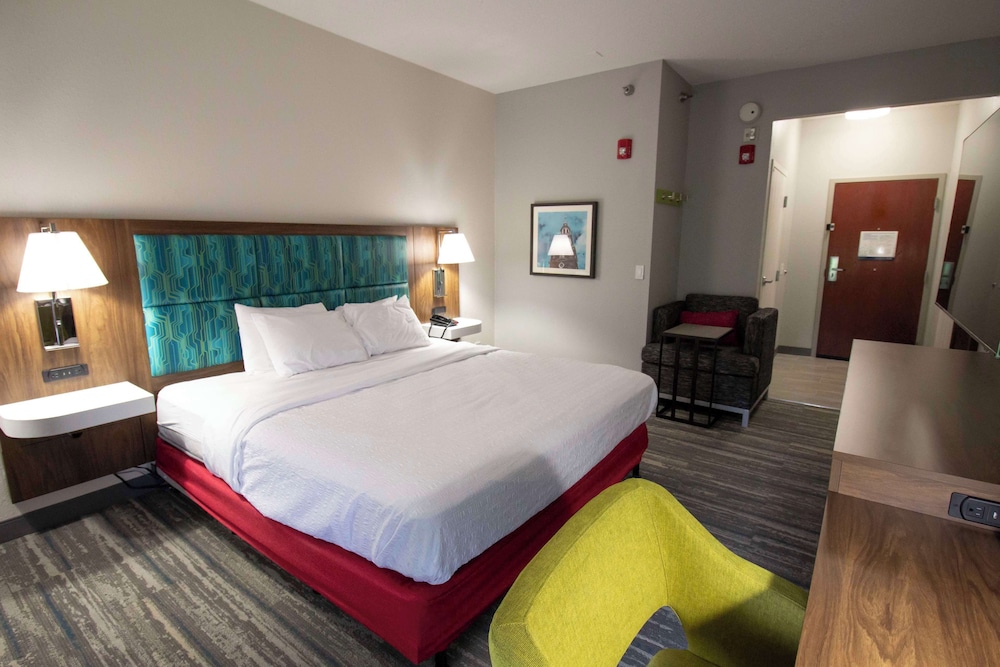 Room, Accessible, Non Smoking (Hearing Impaired/Roll-in Shower) - Photo 3