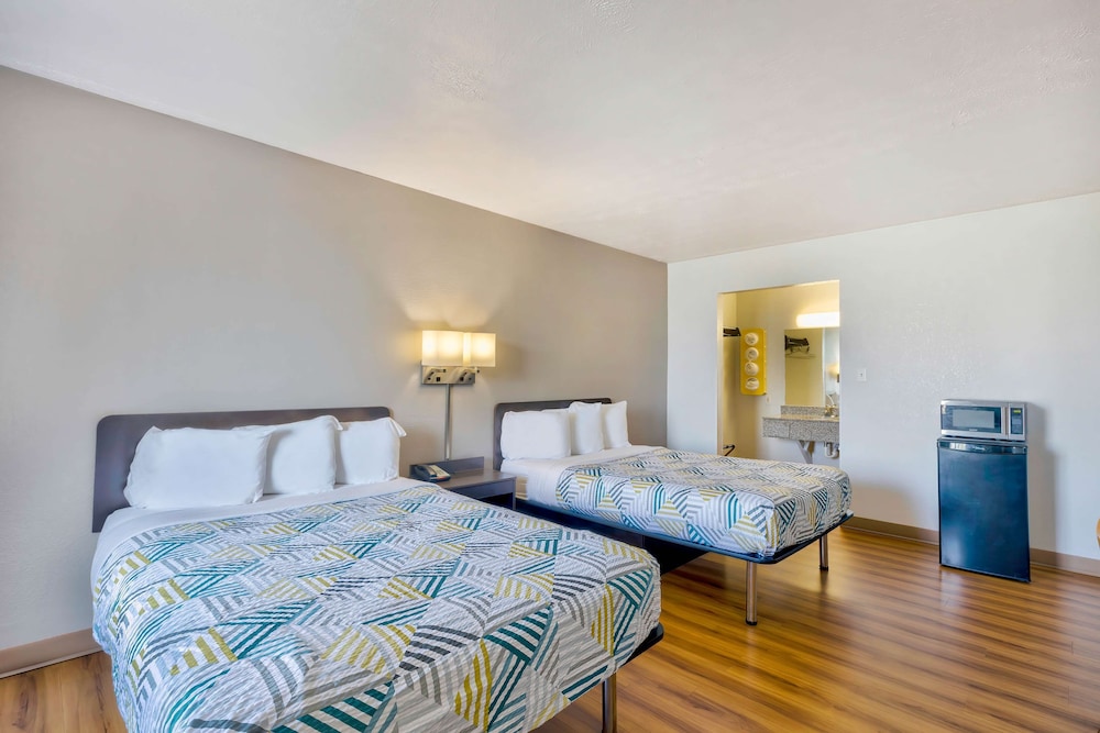 Deluxe Room, 2 Double Beds, Non Smoking, Refrigerator & Microwave - Photo 2