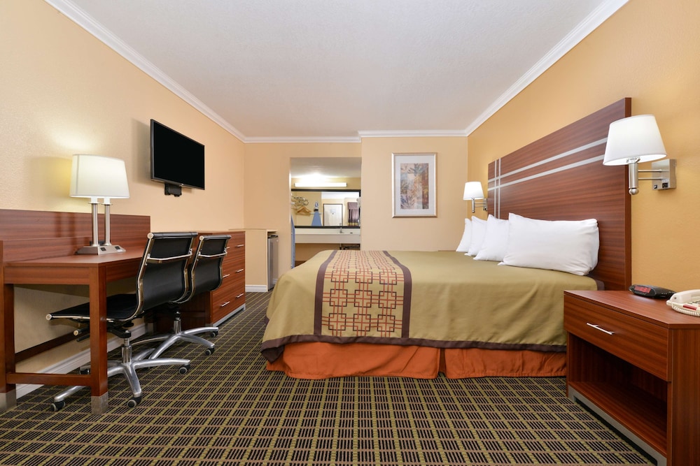 Room, 1 King Bed, Smoking - Photo 1