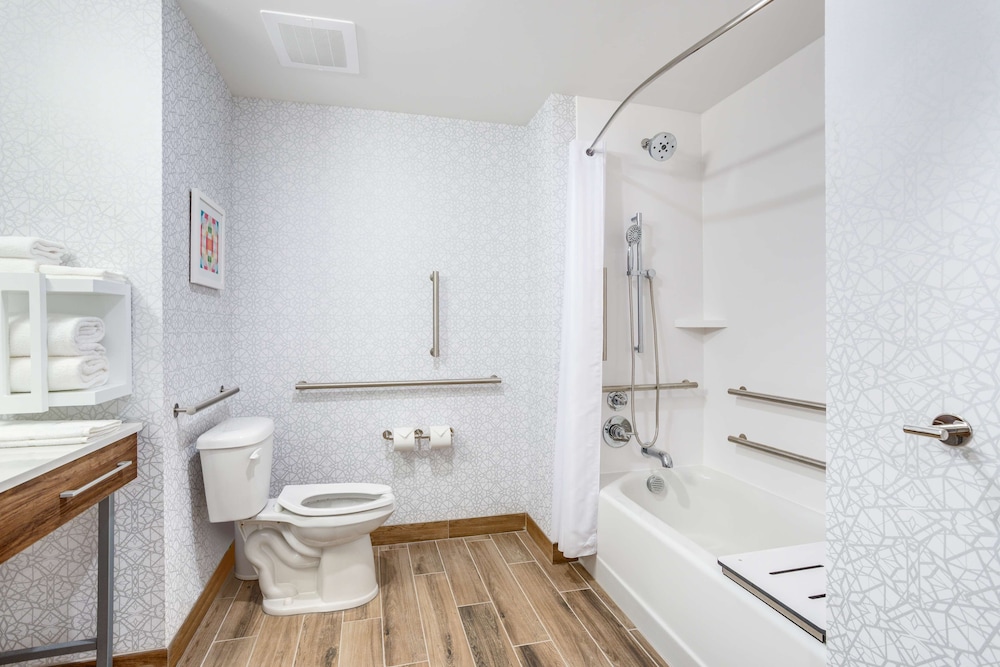 Room, 1 King Bed, Accessible, Bathtub - Photo 4