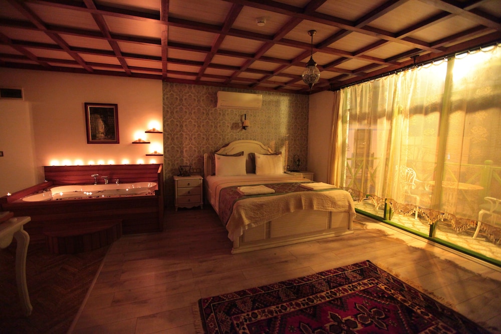 Deluxe Suite, 1 King Bed, Non Smoking photo 2