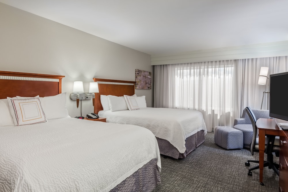 Room, 2 Queen Beds (Mobility/Hearing Accessible, Tub) photo 2