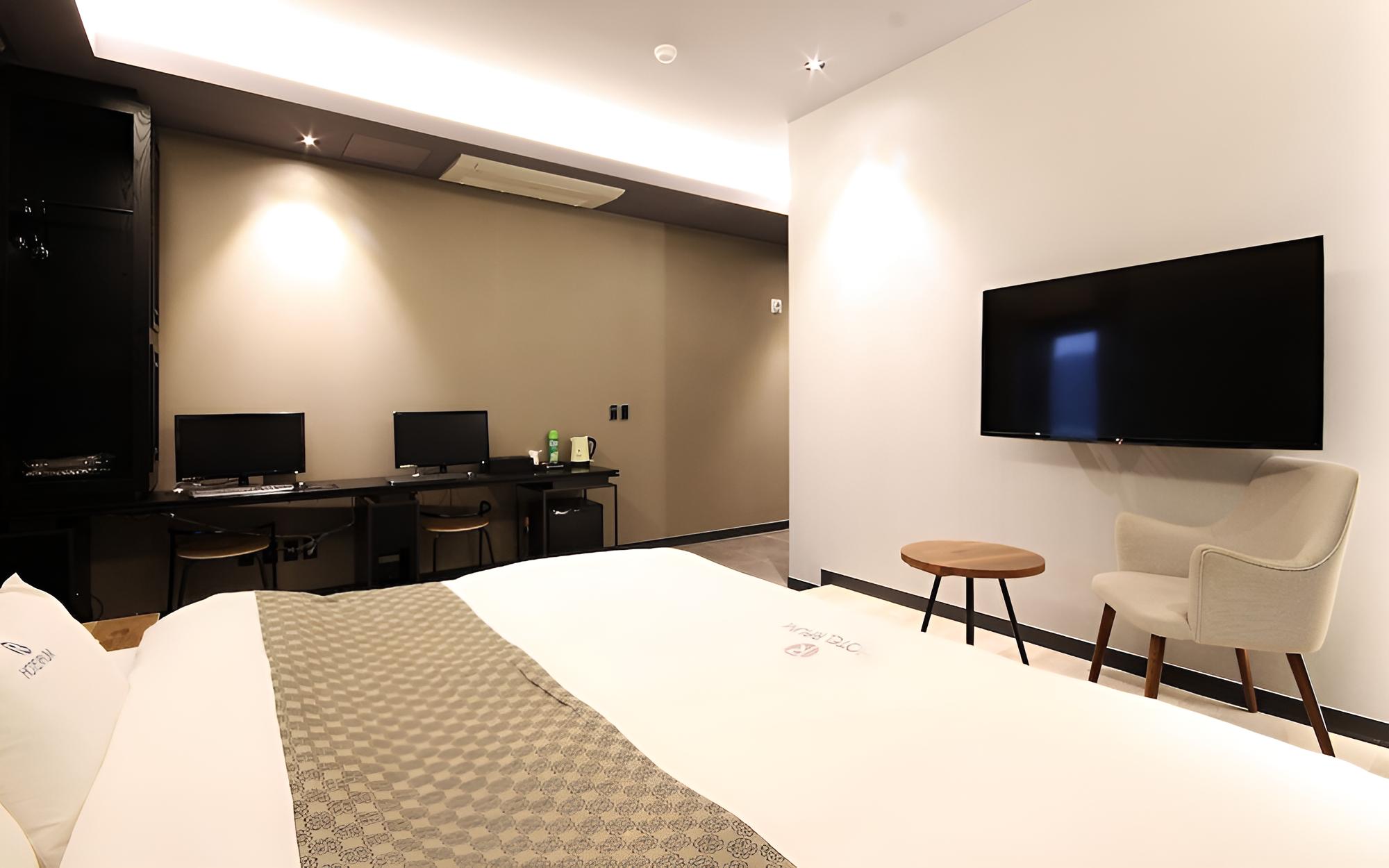 Room (Premium (styler equipped 65-inch smar) - Photo 13