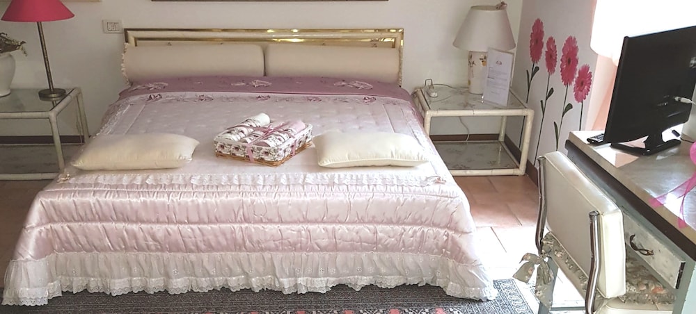 Comfort Room, 1 Bedroom, Microwave, Park View photo 1