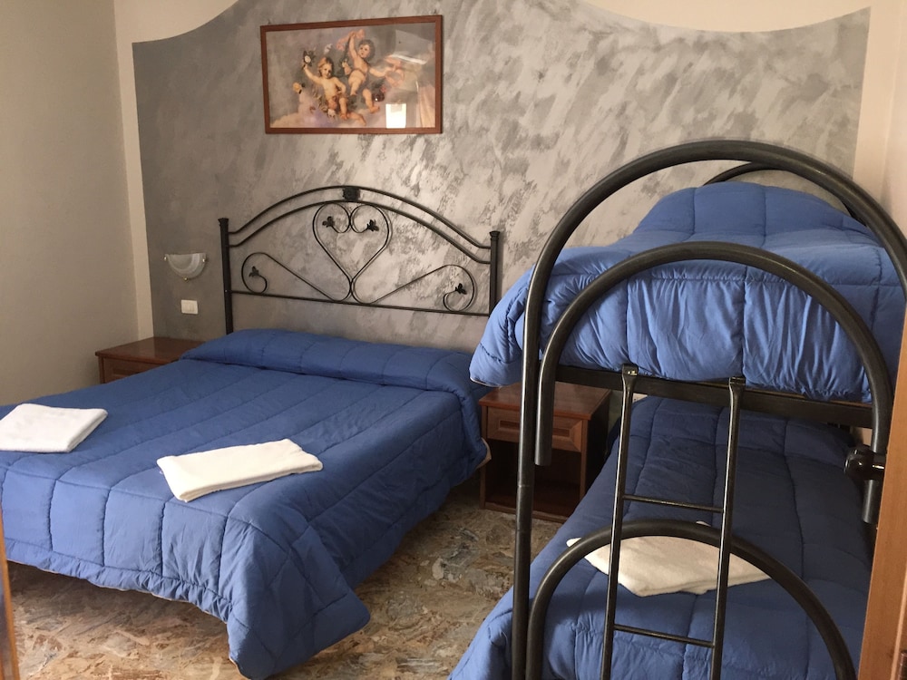 Classic Triple Room, 1 Bedroom, Private Bathroom - Photo 6