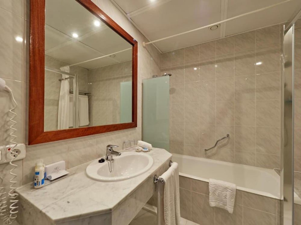 Habitación Doble Clásica con Balcón Habitación Doble Clásica con Balcón