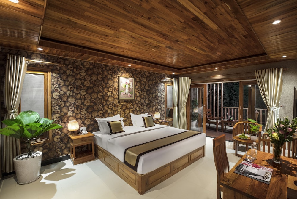 Deluxe Room, 1 King Bed, Pool View photo 1