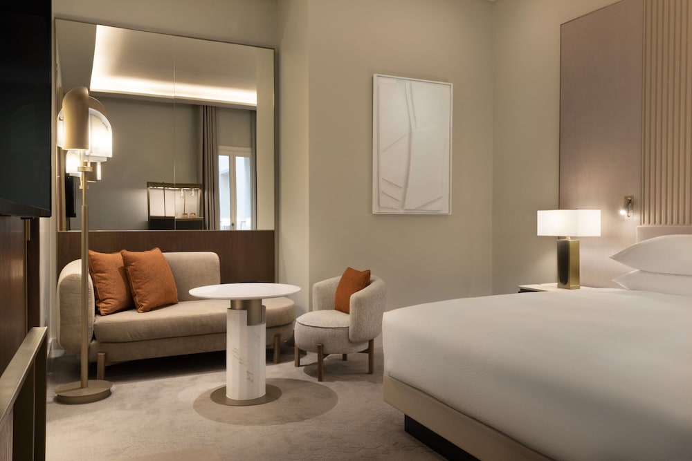 Deluxe Room, 1 King Bed, Non Smoking, Courtyard View thumbnail 5