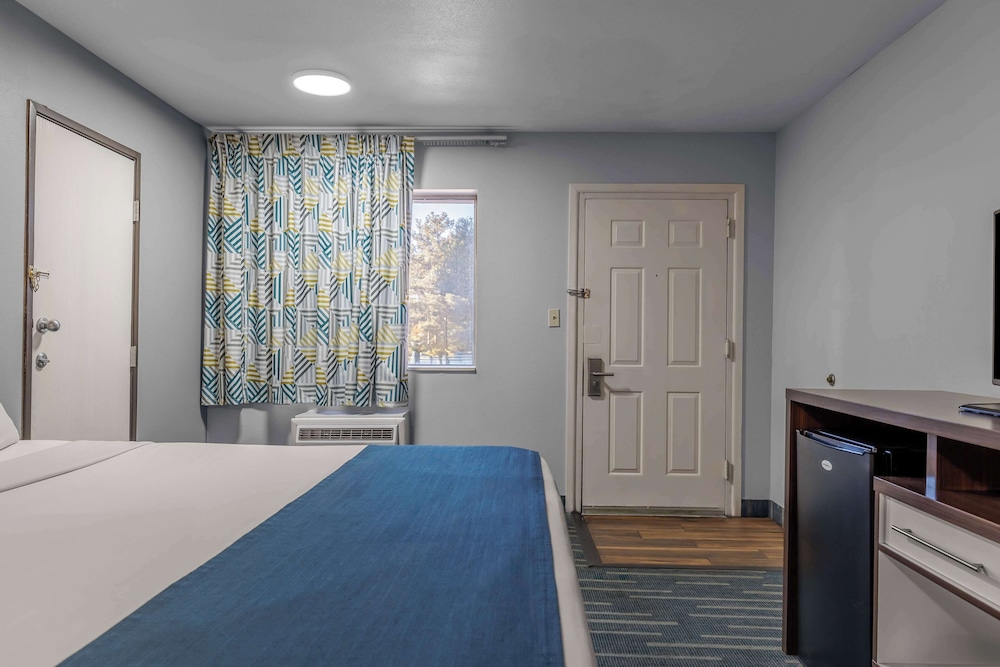 Standard Room, 1 King Bed, Non Smoking, Refrigerator & Microwave - Photo 1