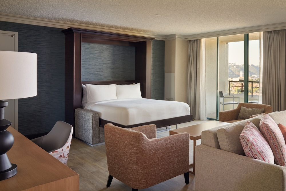 Executive Room, 1 King Bed, Balcony photo 3