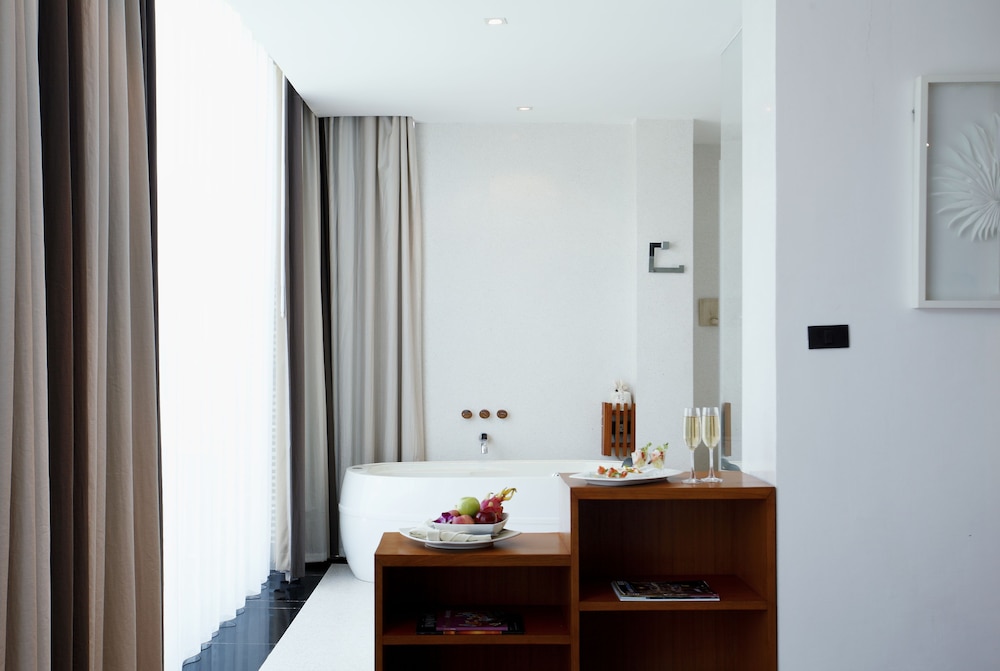 Suite, 1 Bedroom, Sea View (Free Daily Minibar) - Photo 8