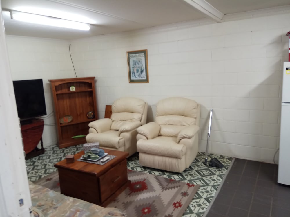 Basic House photo 2