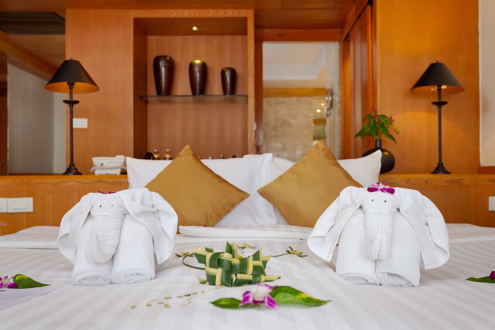 Deluxe with Bathtub - Photo 3