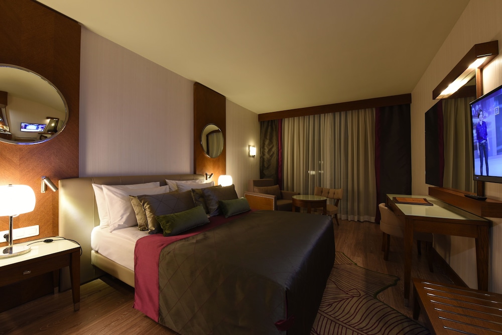 Standard Room (Land View)