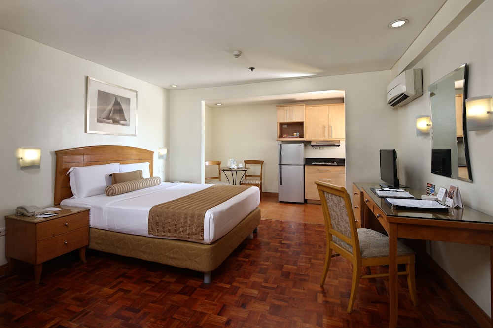 Family Room with Kitchenette - 1 Bed - Photo 1