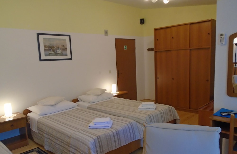 Basic Triple Room, Park View
