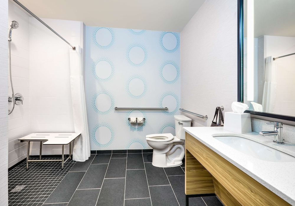 Room, 2 Queen Beds, Accessible (Roll-In Shower, Hearing & Mobility) - Photo 5