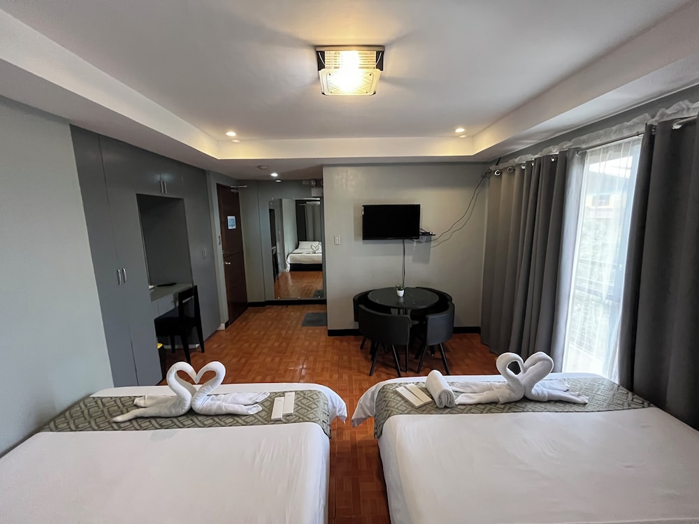 Deluxe Quadruple Room, 2 Queen Beds photo 3