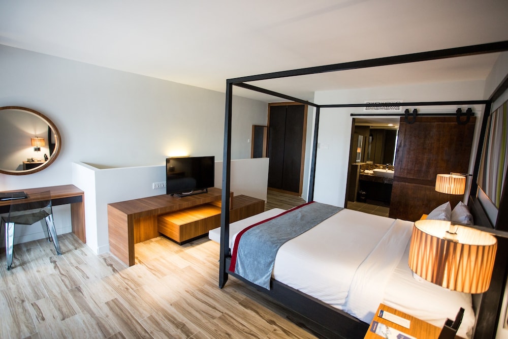 Family Suite, Pool View - Photo 4