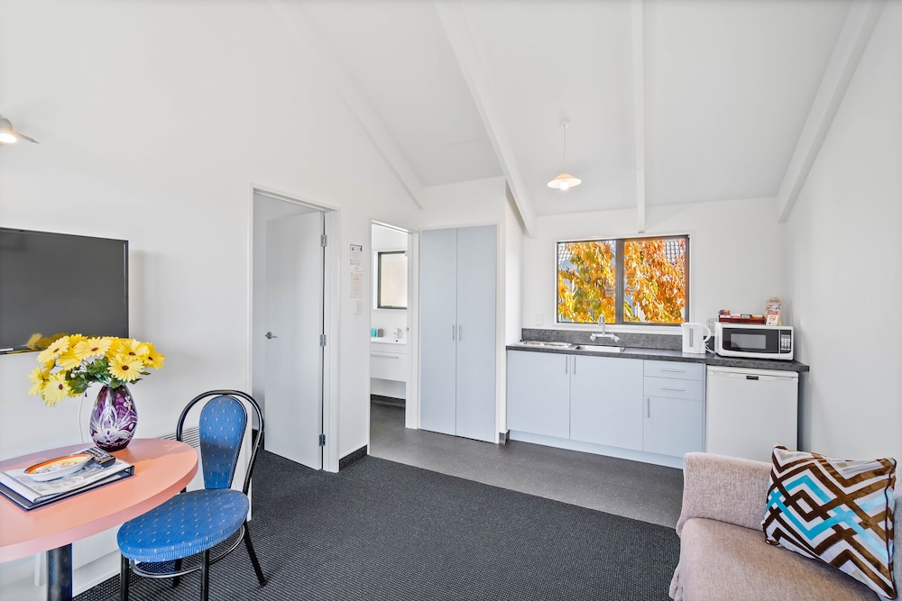 Deluxe Suite, 1 King Bed with Sofa bed, Non Smoking, Kitchenette photo 3