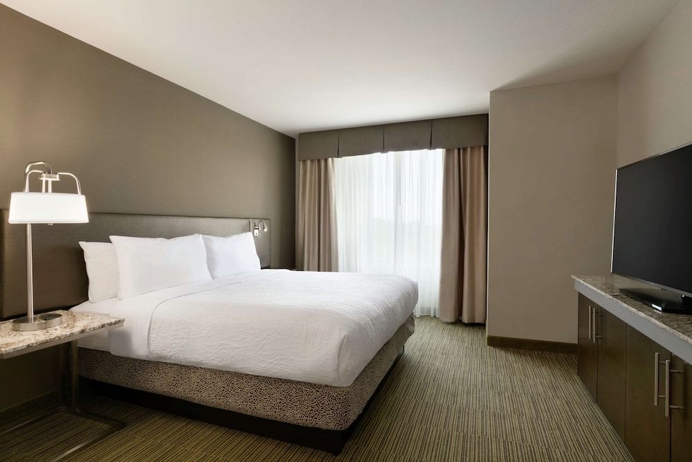 Junior Suite, 1 King Bed, Accessible, Non Smoking (w/ roll-in shower) photo 2