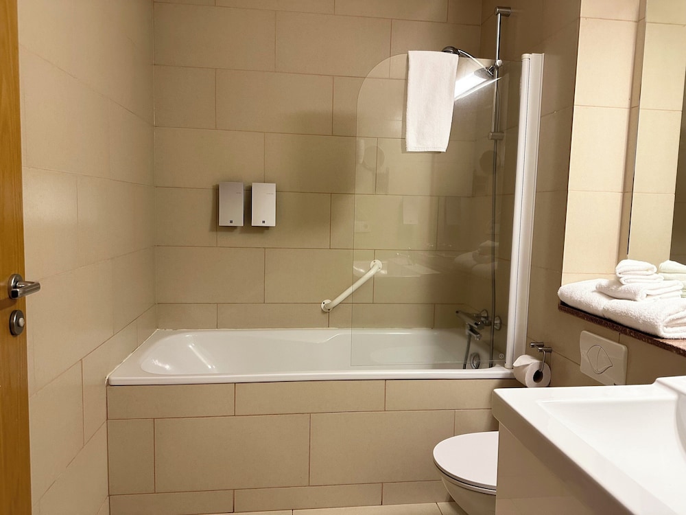 Standard Triple Room, Bathtub photo 3