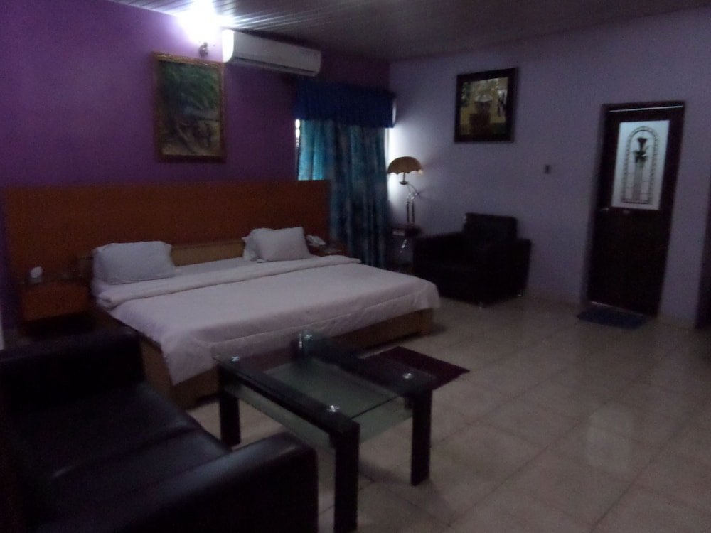 Design Suite, 1 Queen Bed, Non Smoking, Pool View photo 3
