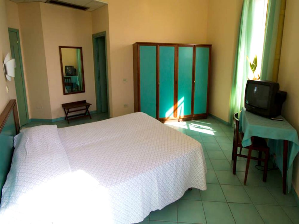 Classic Double or Twin Room, Sea View - Photo 2