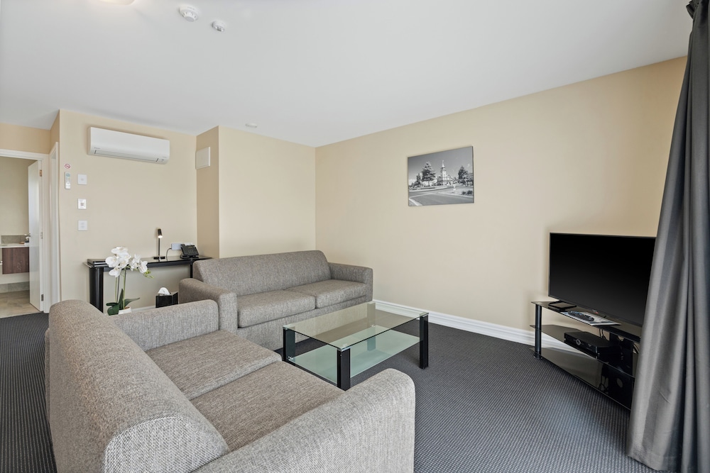 Premium Suite, 1 Queen Bed, Hot Tub, Ground Floor thumbnail 6