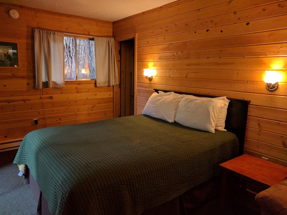 Luxury Suite, 1 Queen Bed, Resort View (no pets allowed)