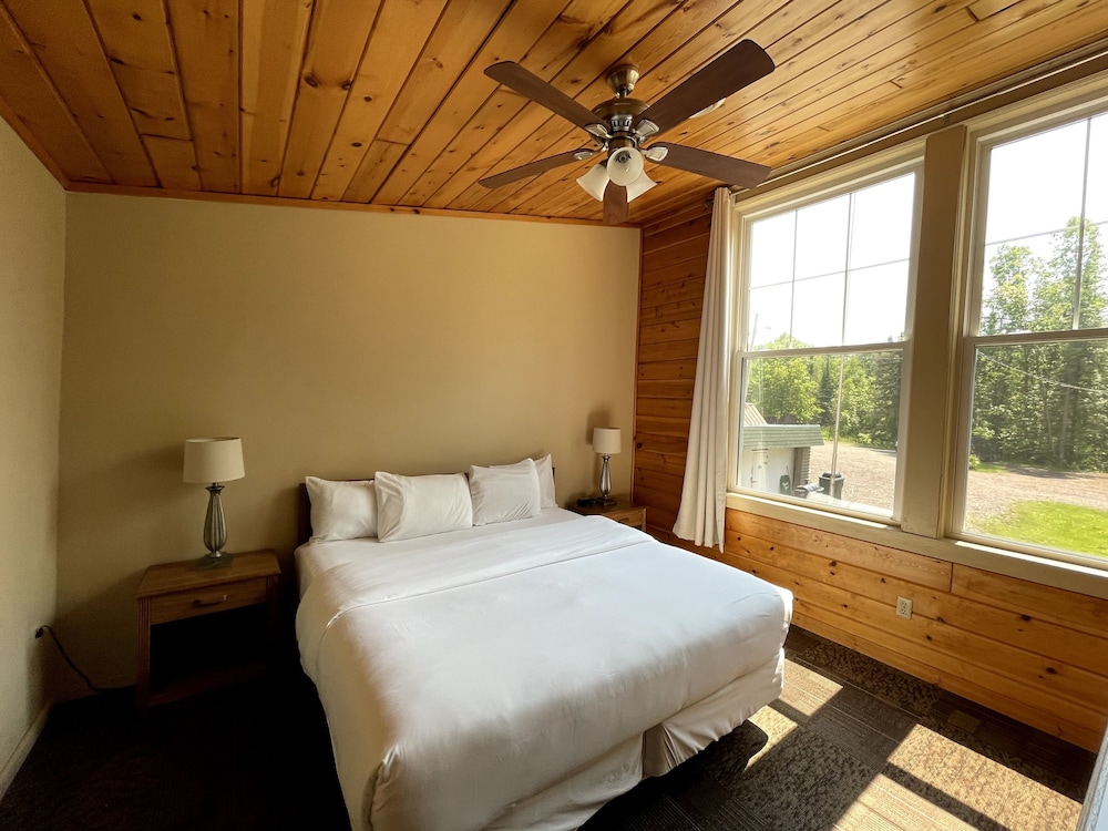 Deluxe Suite, 1 King Bed, Kitchen, Lake View