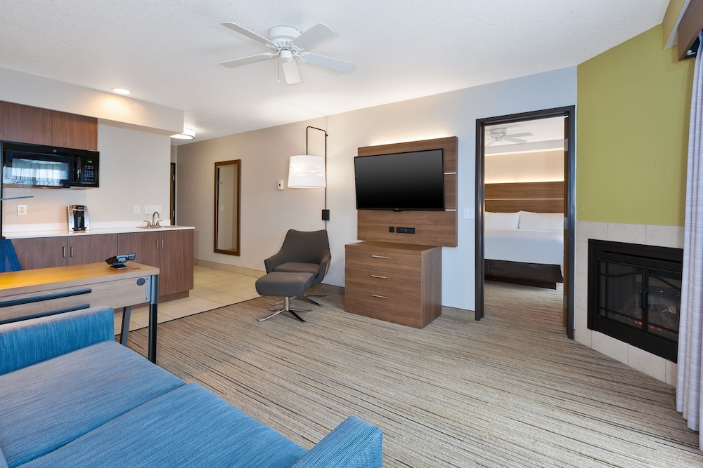 Suite, 2 Queen Beds (Additional Living Area) - Photo 3