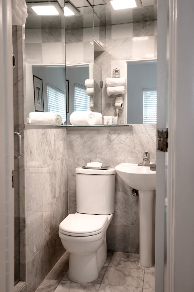 Double Room - Photo 8