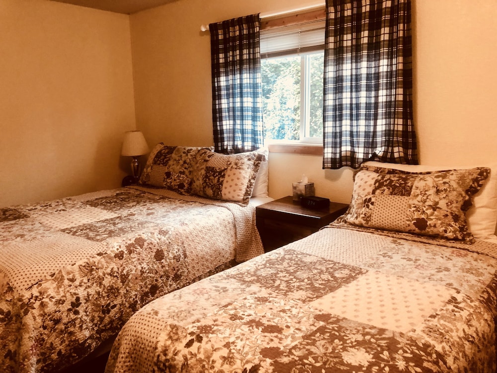 Woodside Suite #8, 1 Bedroom with Studio Kitchen (upstairs)