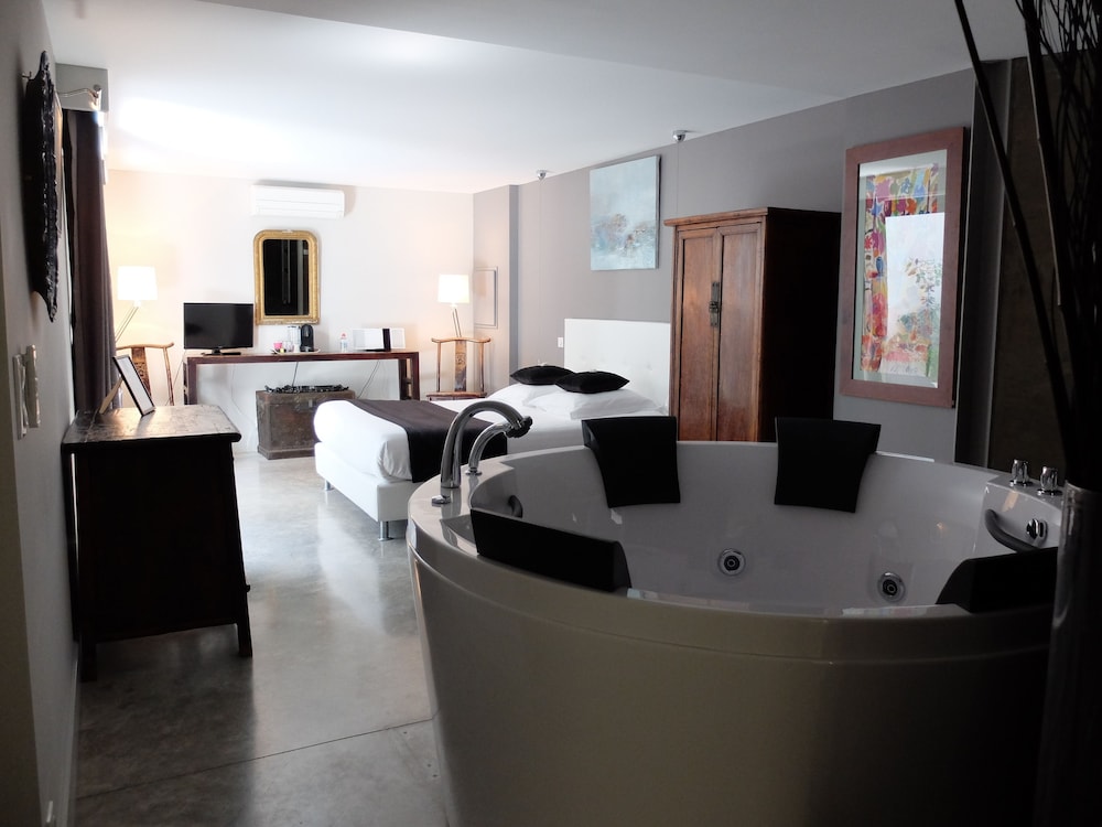 Deluxe Double Room, 1 Queen Bed, Hot Tub, Garden Area